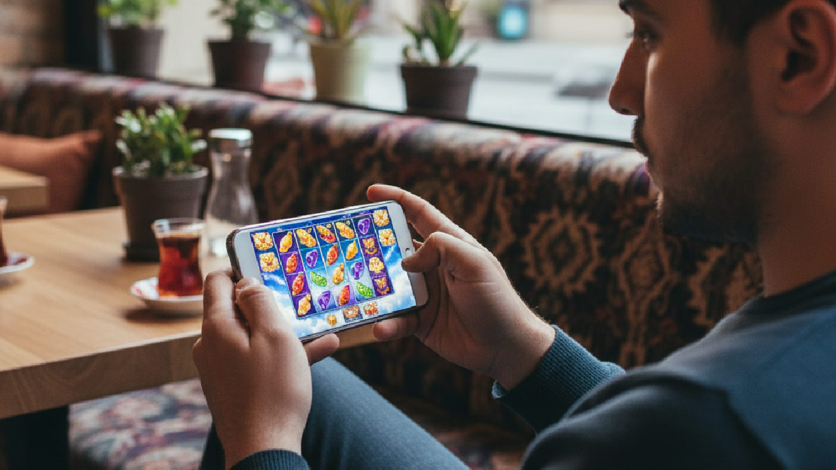 Spino Pragmatic Play slot oyunlarını mobil cihazdan oynamanın kolaylığı.